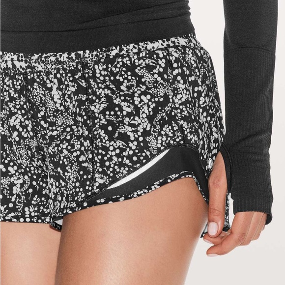 Lululemon Athletica Black and White Hotty Hot Short Chirasu Black Size 12 Reg - Picture 1 of 10